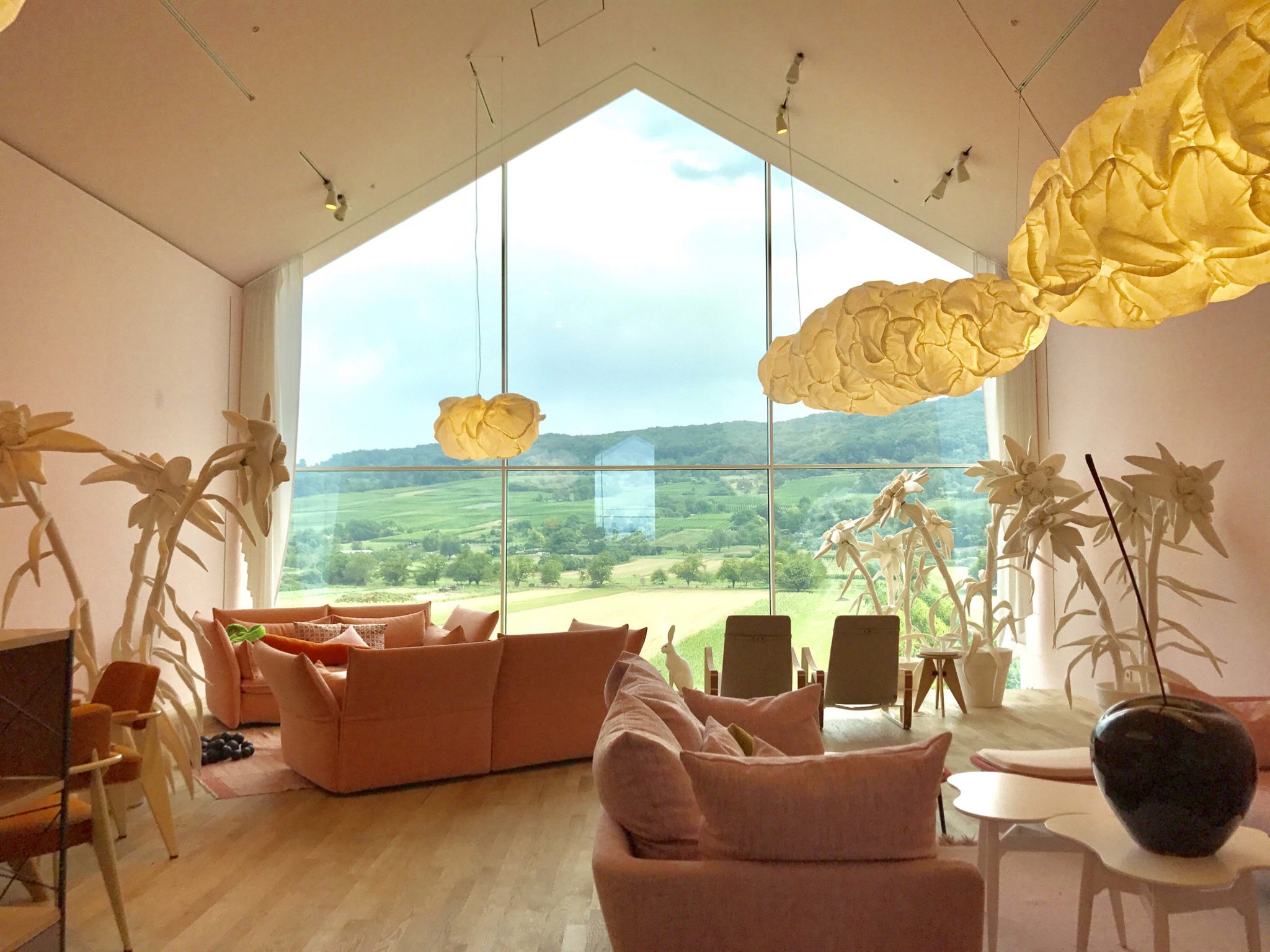 La partie salon d'un des étages, ayant pour thème Alice au pays des merveilles