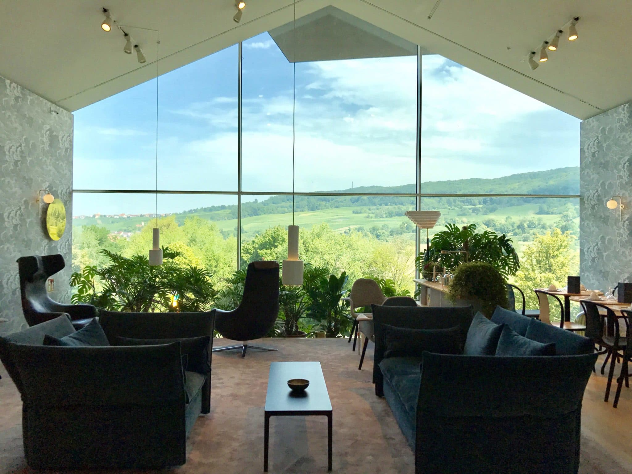 Un des salons et une partie d'une salle à manger
