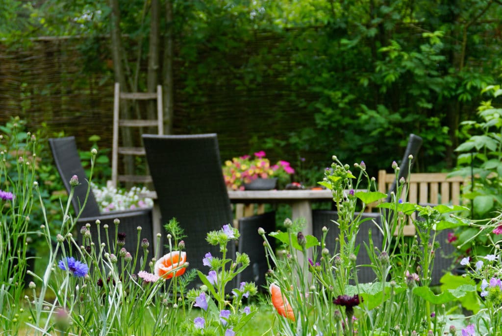 Aménager un jardin naturel n’a pas pour objectif de vous faire renoncer à votre propre lieu de vie extérieur.